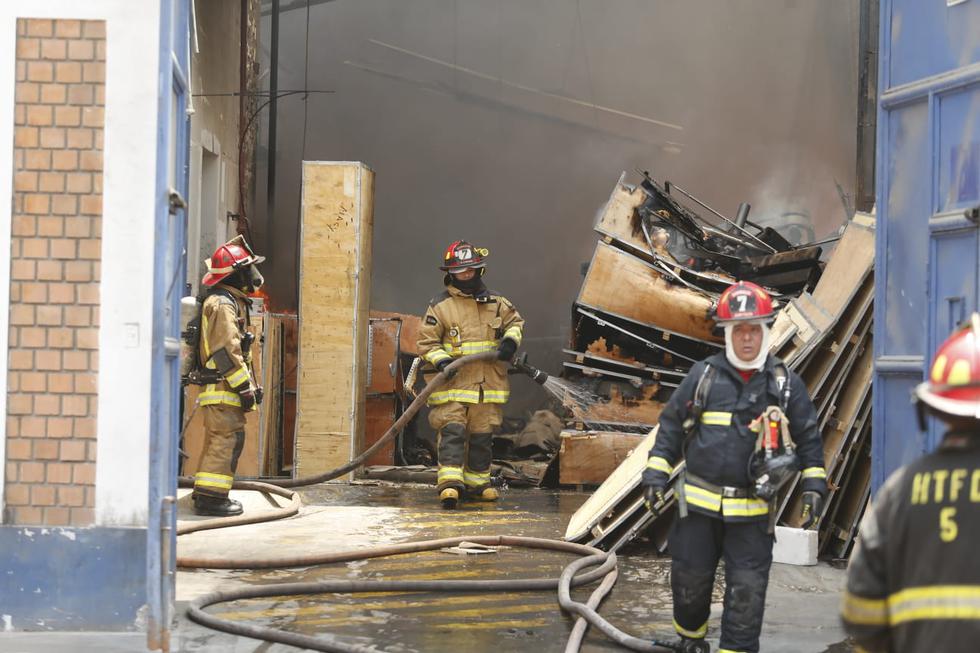 Bomberos intentan controlar incendio en depósito de Cercado de Lima