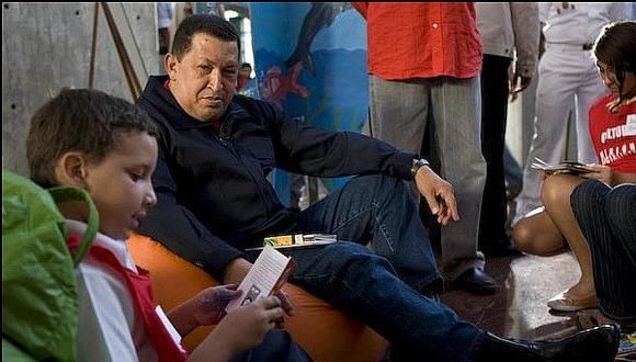 Hugo Chávez recomendaba libros a venezolanos en su programa de TV