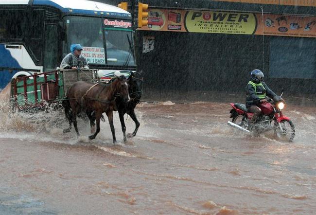 Inundaciones y cortes de energía por temporal en Paraguay