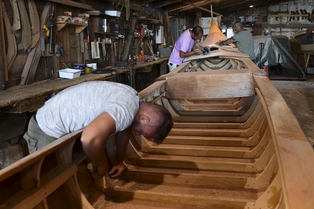 Dos constructores de góndolas son fotografiados trabajando en una góndola en el astillero Roberto Dei Rossi, en Venecia. (MIGUEL MEDINA / AFP)