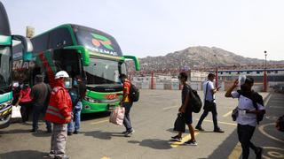 Bloqueo en la carretera Central: terminal de Yerbateros paraliza salida de buses y pasajeros varados exigen devolución de dinero