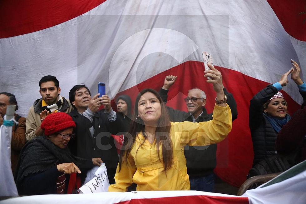 Cierre del Congreso: así reaccionaron en las calles tras el anuncio de Martín Vizcarra (GALERÍA)