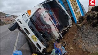 Conductor de camión que trasladaba pollos de Lima a Huancayo muere al chocar unidad con cerro