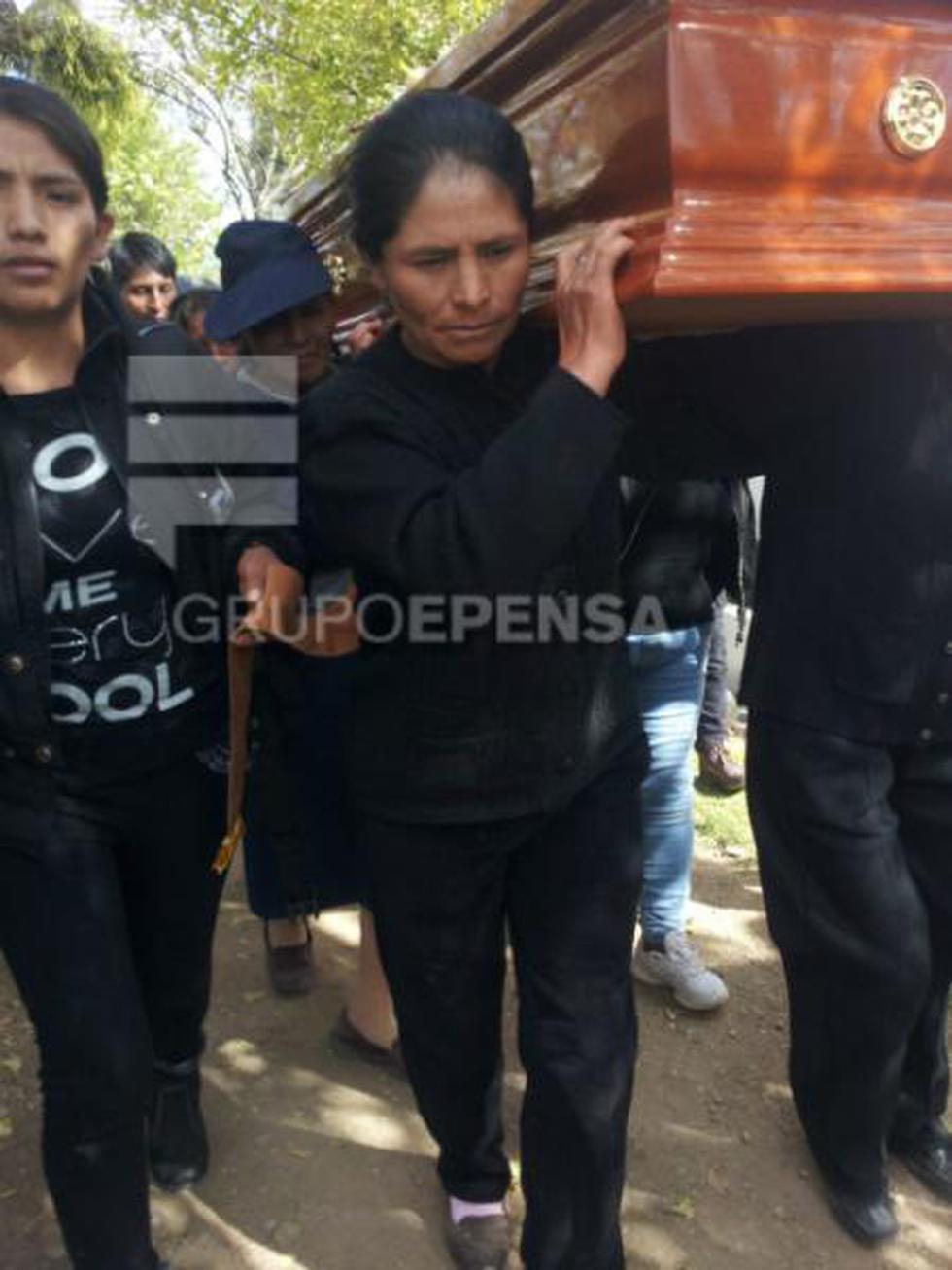 Viudas de obrero le dan juntas el ultimo adiós 