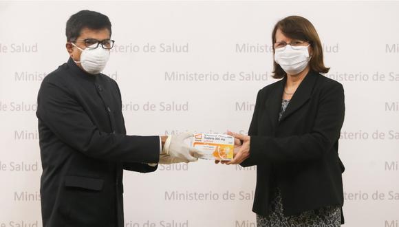 Embajador de la India y la ministra de Salud, Pilar Mazzetti. Foto: Ministerio de Salud.