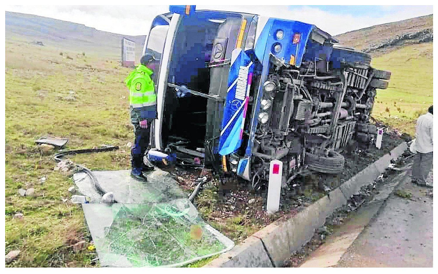 Ómnibus que partió de Satipo vuelca con 50 pasajeros a bordo