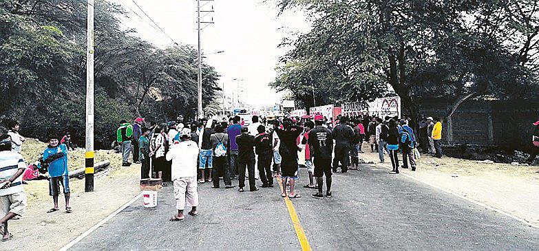 Pescadores bloquean carretera en Tumbes 