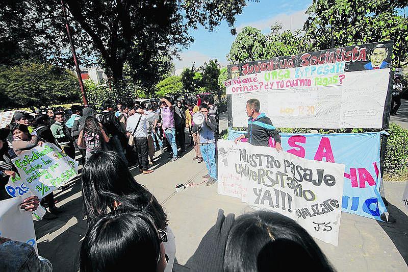 Universitarios de Arequipa harán respetar el medio pasaje