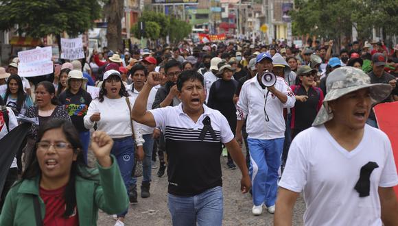 La gente marcha en protesta en la ciudad andina central de Ayacucho, Perú, el 17 de diciembre de 2022, durante el funeral de dos estudiantes asesinados por proyectiles de largo alcance tras los enfrentamientos entre manifestantes y las fuerzas armadas en un intento de tomar el aeropuerto de la ciudad el 15 de diciembre.  (Foto por Javier ALDEMAR / AFP)