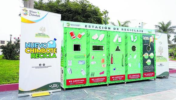 Municipalidad de Nuevo Chimbote instala aparatos en la Plaza Mayor para que población continúe segregando residuos aprovechables.