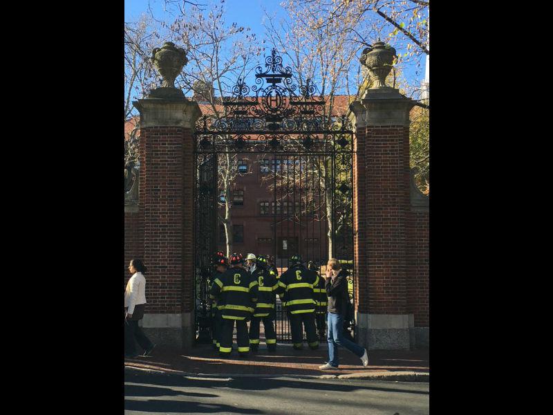 Evacúan edificios de Harvard por amenaza de bomba