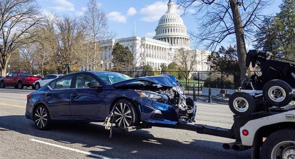 Funcionarios remolcan el vehículo que chocó contra una barricada frente al Capitolio de Estados Unidos. (Foto: EFE / EPA / JIM LO SCALZO).