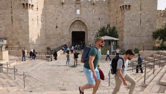 Después del éxito inicial de su campaña de inmunización, Israel planeó la primavera pasada la reapertura del turismo, pero tuvo que retrasar esos planes ante la llegada de la contagiosa variante delta. (Foto: Ahmad GHARABLI / AFP)