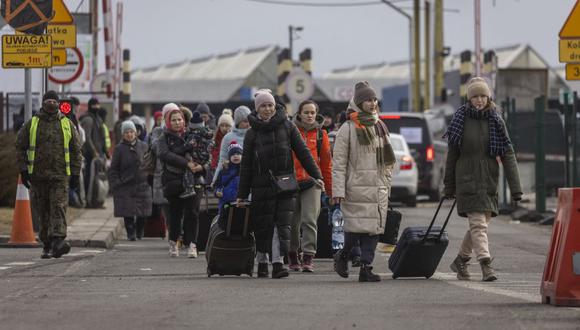 Refugiados de Ucrania se muestran después de cruzar la frontera entre Ucrania y Polonia en Korczowa el 02 de marzo de 2022. (Foto de Wojtek RADWANSKI / AFP)