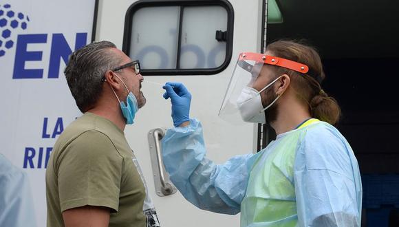 En España se reduce a diez días la cuarentena para los que hayan estado en contacto con algún contagiado. (Foto: CRISTINA QUICLER / AFP).