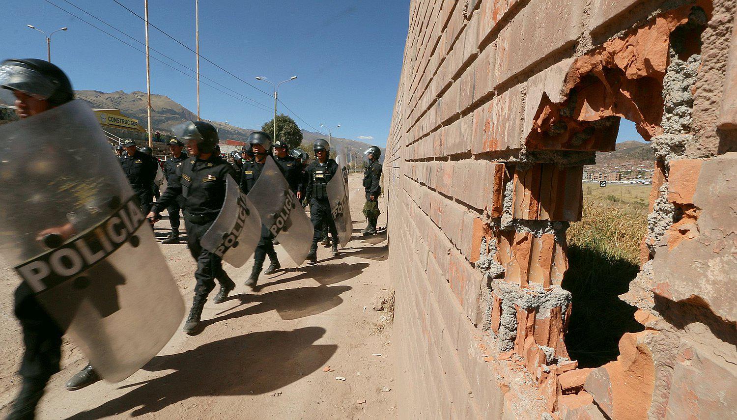 Maestros en huelga atacan aeropuerto de Cusco (FOTOS) 