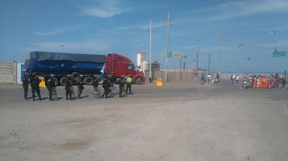 ​Pescadores bloquean Panamericana Sur por autorizaciones a embarcaciones industriales