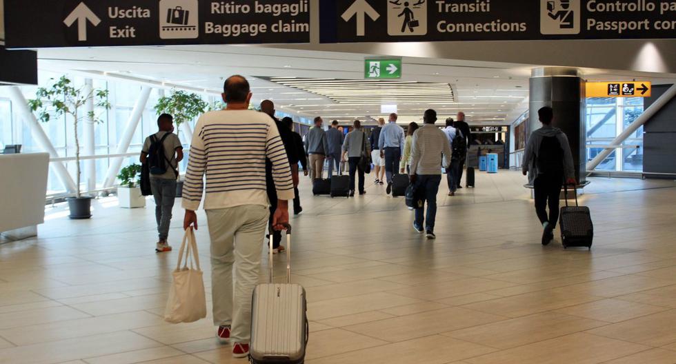 Imagen referencial. Viajeros que llegan y salen en el Aeropuerto Internacional Leonardo da Vinci en Fiumicino, cerca de Roma, Italia. (EFE/EPA/REDAZIONE TELENEWS).