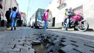 En Arequipa obra que hizo Sedapar en calle del centro histórico se hunde