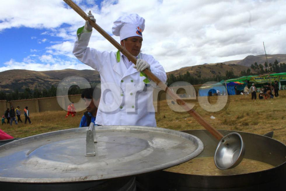 Dos mil platos de mondongo se sirvieron en Hualahoyo (FOTOS)