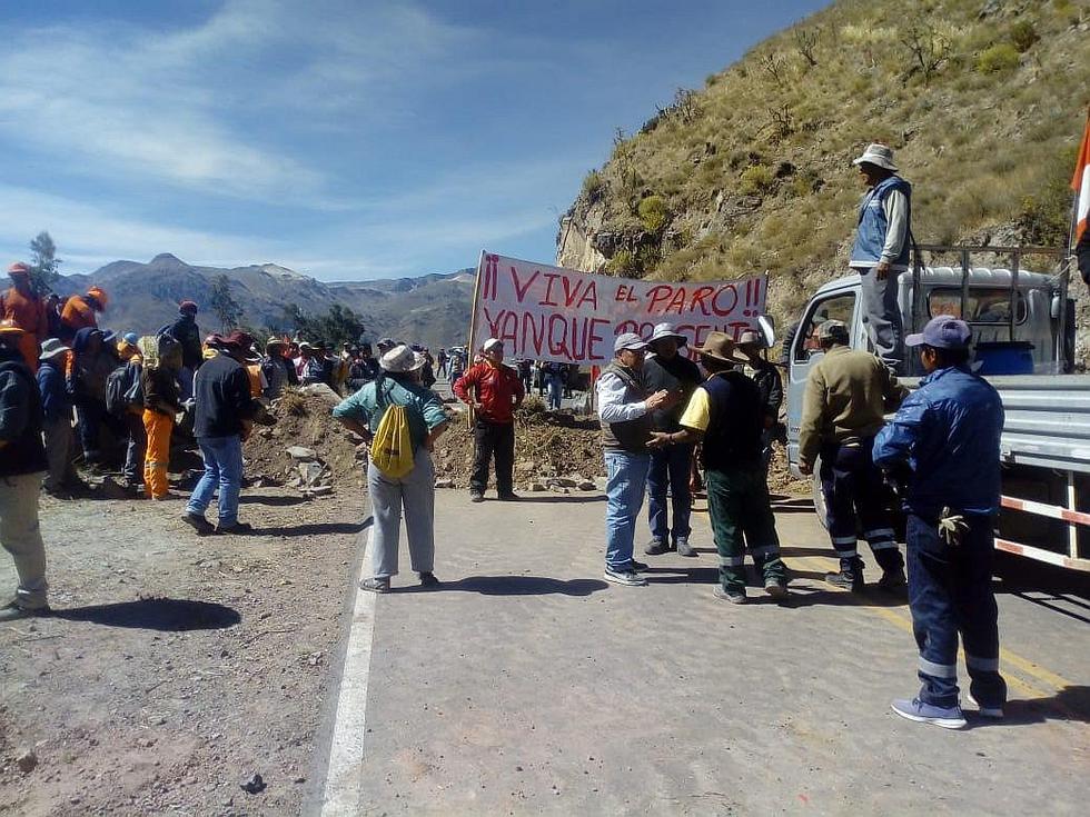 Pobladores, comerciantes y transportistas bloquean vías en Caylloma (FOTOS)