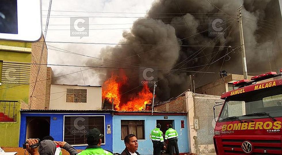​Fuego destruye dos viviendas y familias quedan en la calle (FOTOS)