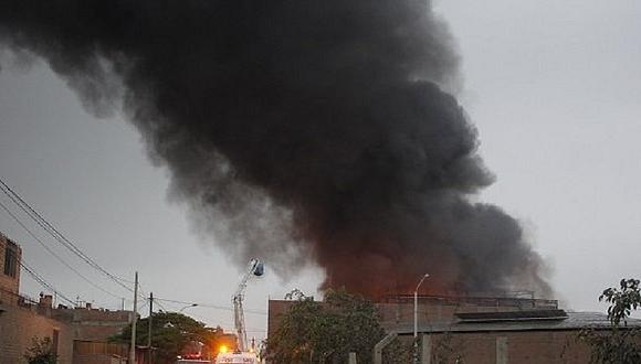 Huachipa: Incendio se registra en fábrica de pinturas