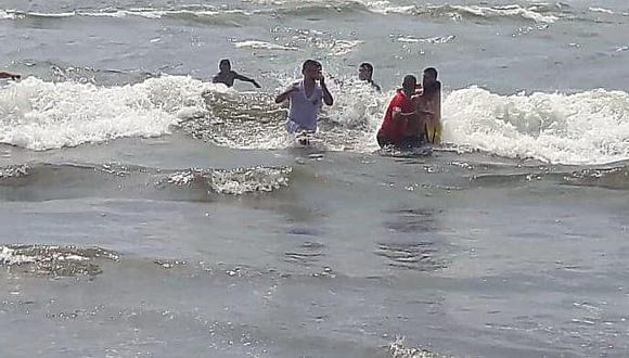 Menores son rescatados durante el primer día del año en las playas 