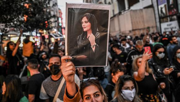 Un manifestante sostiene un retrato de Mahsa Amini durante una manifestación. (Foto: OZAN KOSE / AFP)
