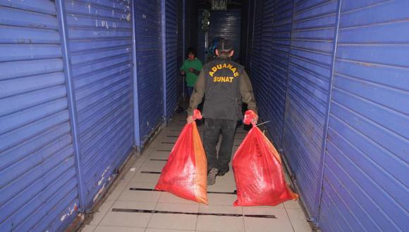 Incautan 25 toneladas de ropa usada en galería del Centro de Lima