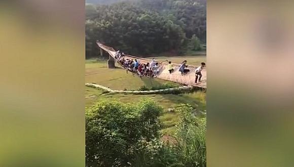 ​YouTube: ¡De terror! turistas salvan de morir tras desprenderse puente colgante