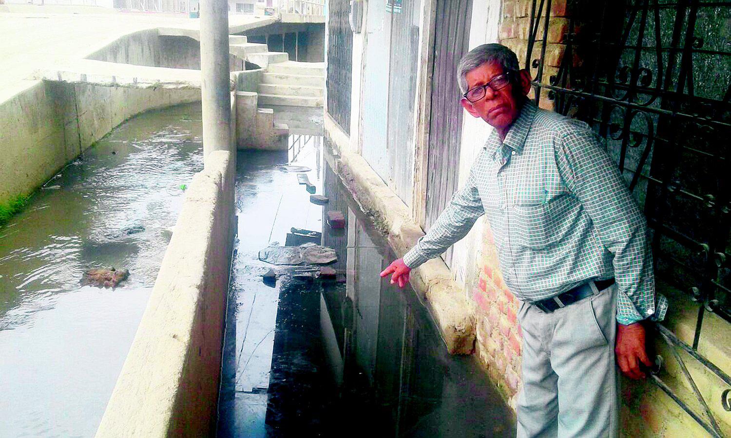 Vecinos viven rodeados por desagües