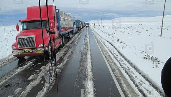 Cae nieve en la carretera Arequipa-Puno