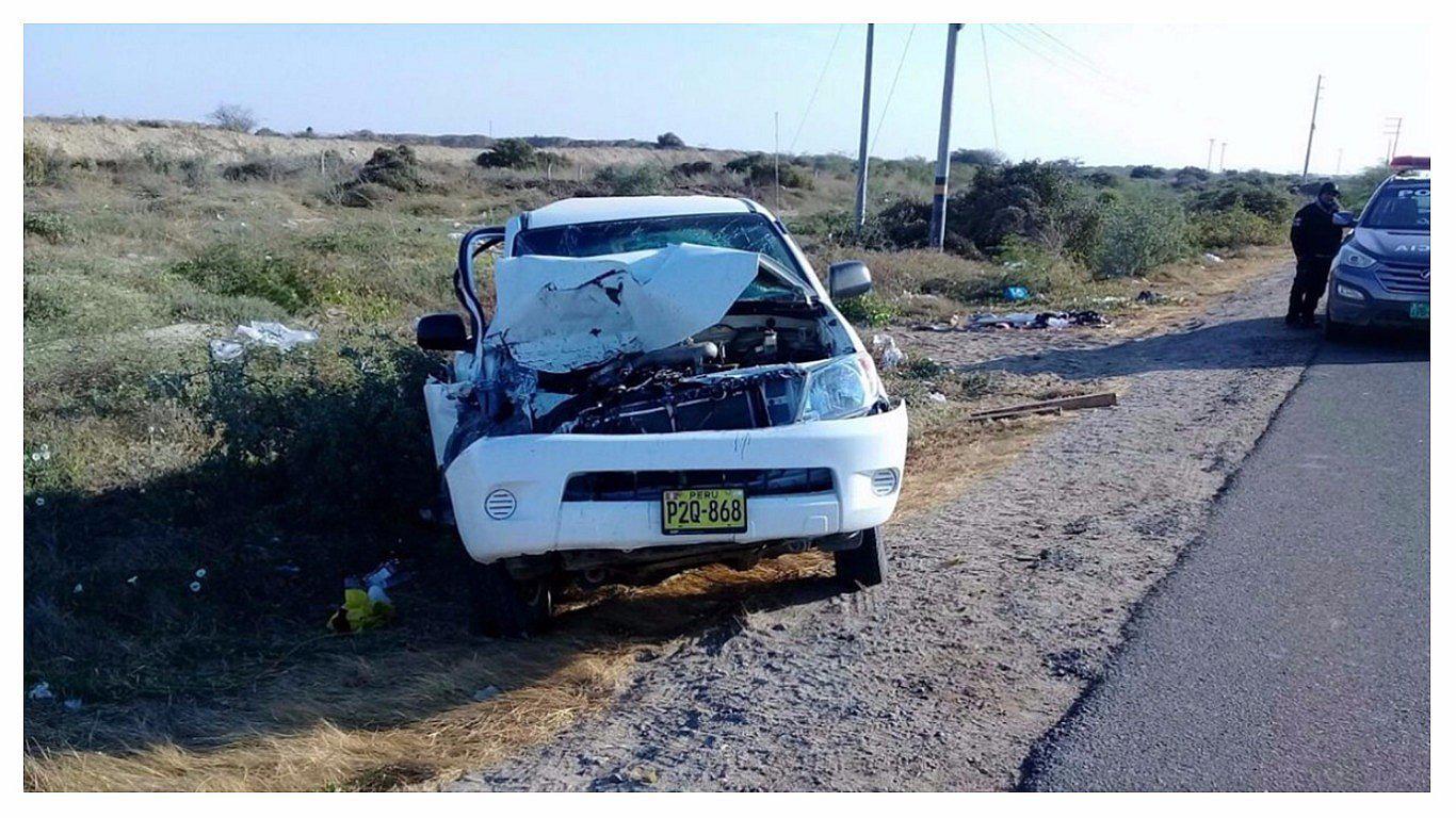 Camioneta impacta contra un camión en Talara