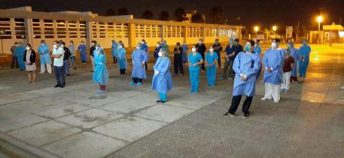 Chimbote: Personal médico reza frente a hospital antes de iniciar con sus labores frente el coronavirus