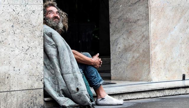 Un "sin casa" descansa el jueves 13 de febrero en la acera de la avenida Paulista, en la ciudad de Sao Paulo (Brasil). (EFE).