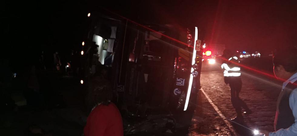 Dos muertos y 40 heridos en despiste de ómnibus en Arequipa