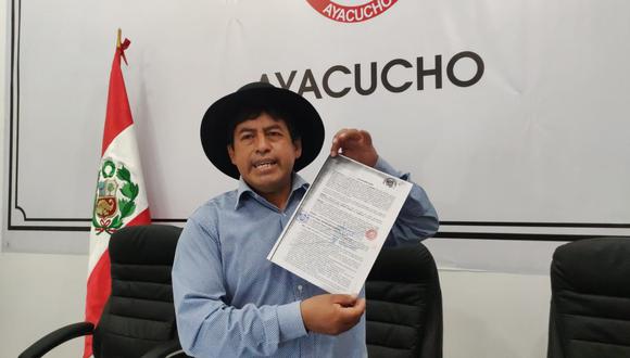 Consejero Huashuayo mostró documentos para sustentar su defensa