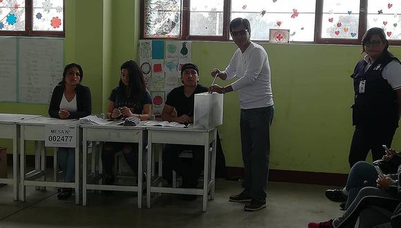 Candidato Luis Luna sufraga y pide a electores un voto contra la corrupción