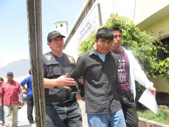 Secuestra y amenaza a menor y a policía