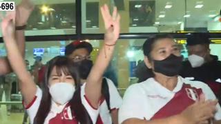 Grupo de últimos hinchas partieron hoy a Montevideo a pocas horas del partido para alentar a la selección peruana