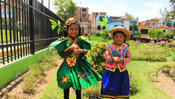 Niños visten ropa reciclada en marcha por la semana de la reforestación