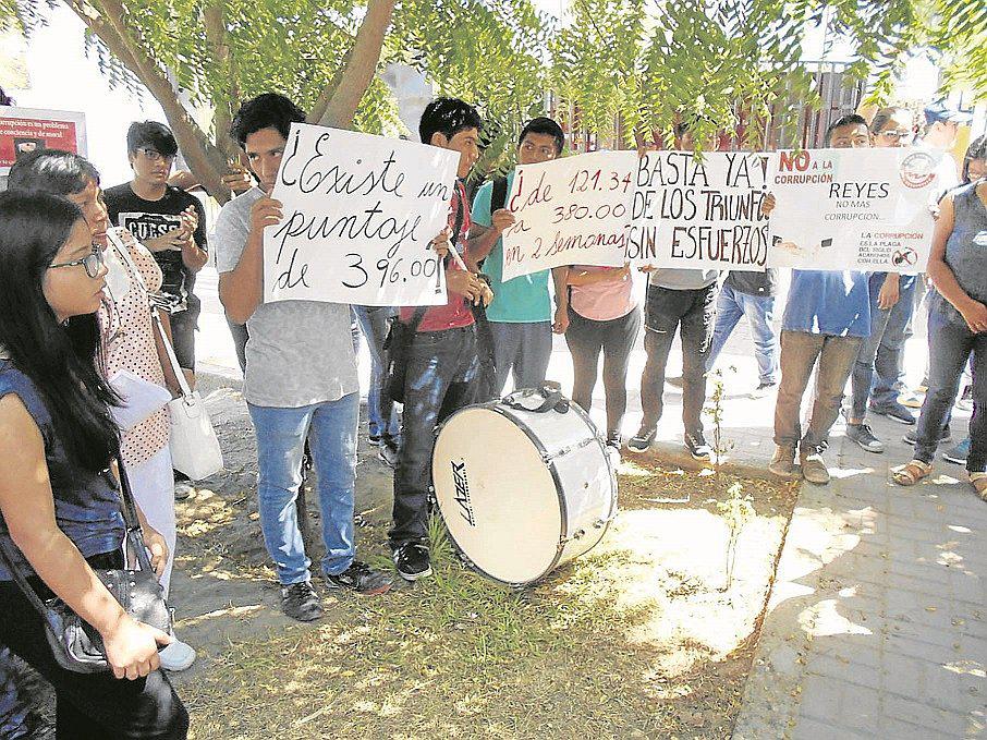 Un grupo de postulantes que no ingresó a la UNP protesta en el rectorado