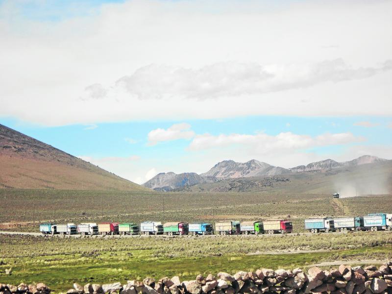 Contrabandistas se hacen millonarios con la 'culebra'