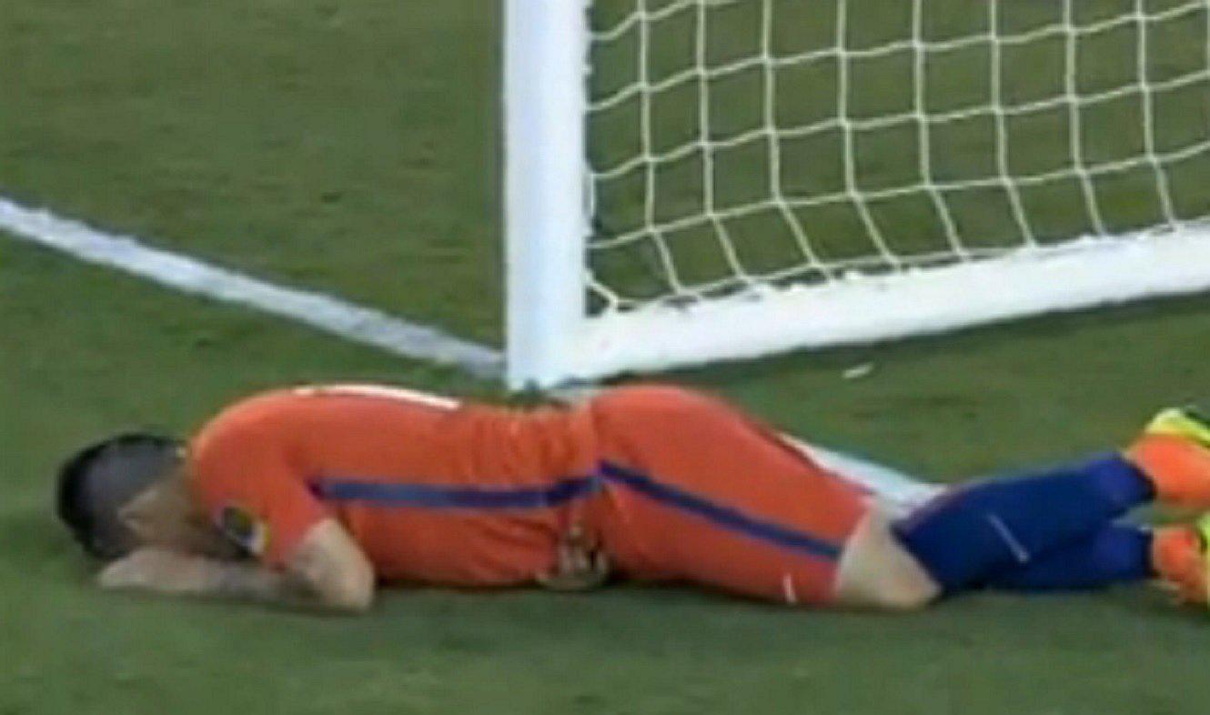 ​Copa América Centenario: Jugador chileno se llevó duro golpe tras defender su arco (VIDEO)