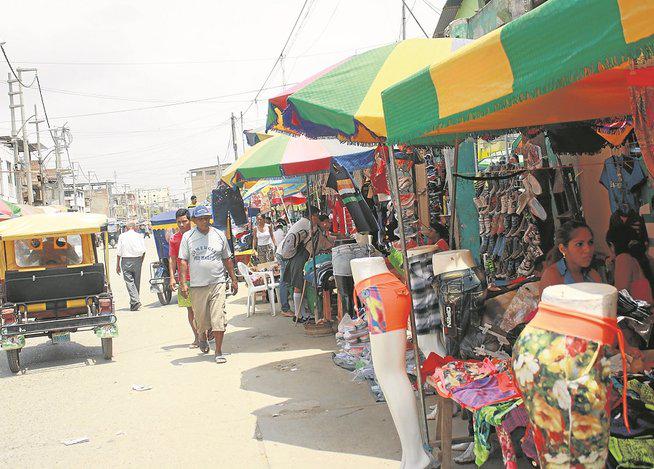 Tumbes: A golpes comerciantes del mercado recuperan mercadería incautada 