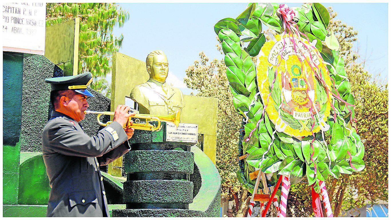  Policía Nacional​ rinde honores a  héroe nacional Alipio Ponce