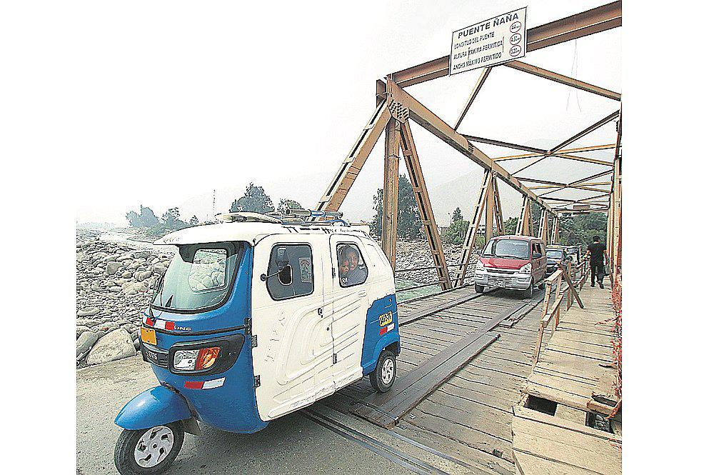 Nuevo puente Ñaña presenta problemas en sus bases