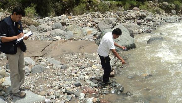 Dirección de Salud analiza turbidez del agua en Samegua