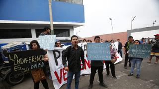 El Agustino: familiares y vecinos realizan plantón en exteriores de comisaría tras feminicidio (FOTOS)
